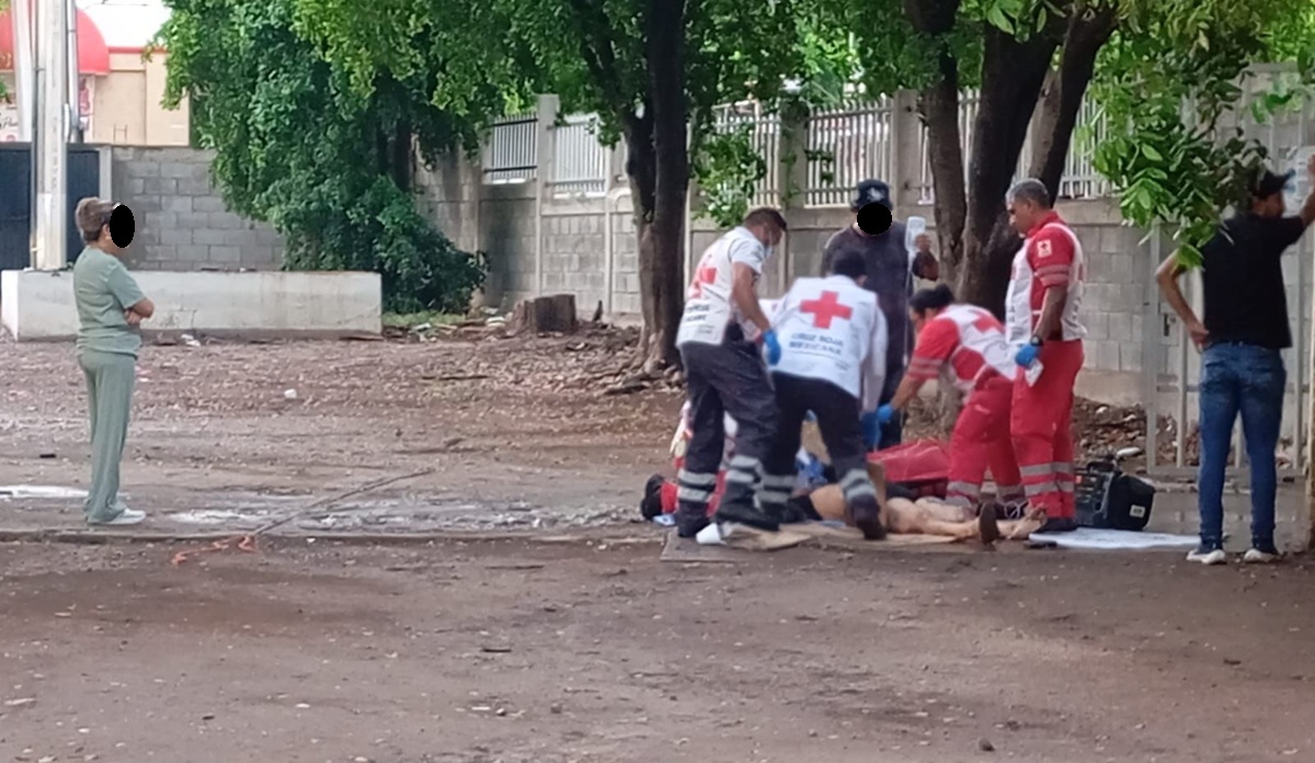 Madre de familia fallece electrocutada en primaria de la 10 de Mayo, en Culiacán