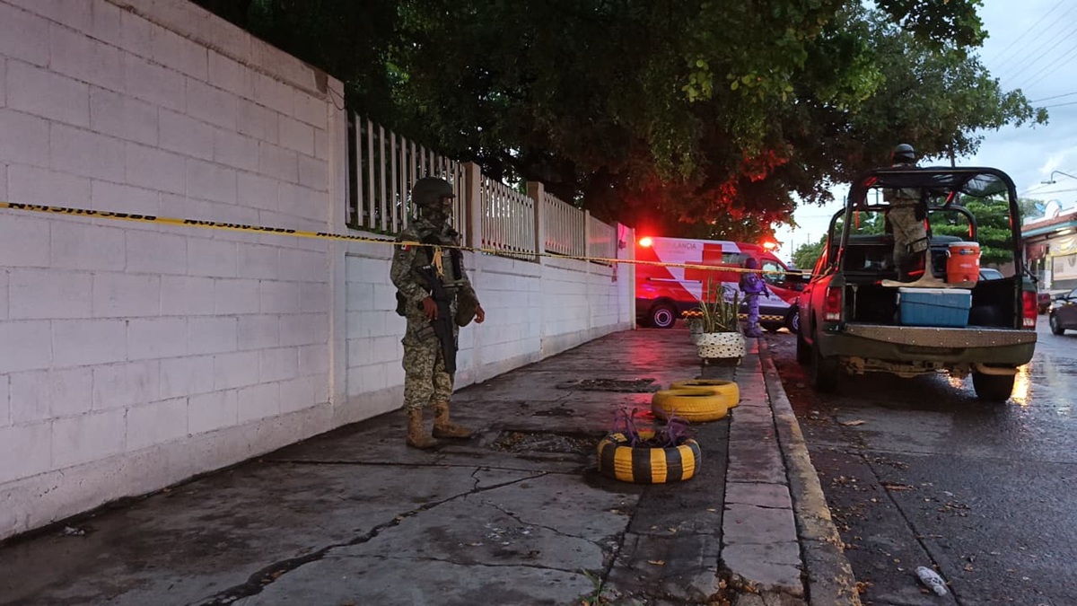 Madre de familia fallece electrocutada en primaria de la 10 de Mayo, en Culiacán