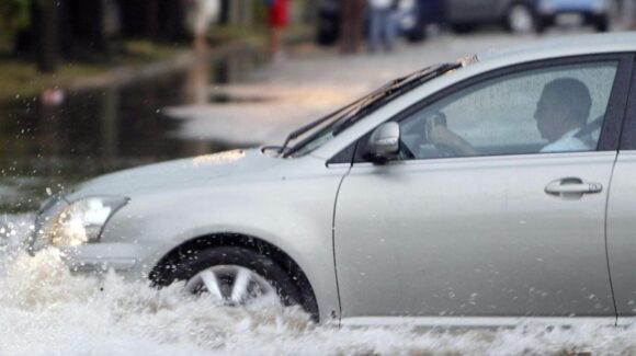 Lluvias aumentan el riesgo al volante ¿Cómo preparar tu carro para evitar accidentes… y gastos inesperados?