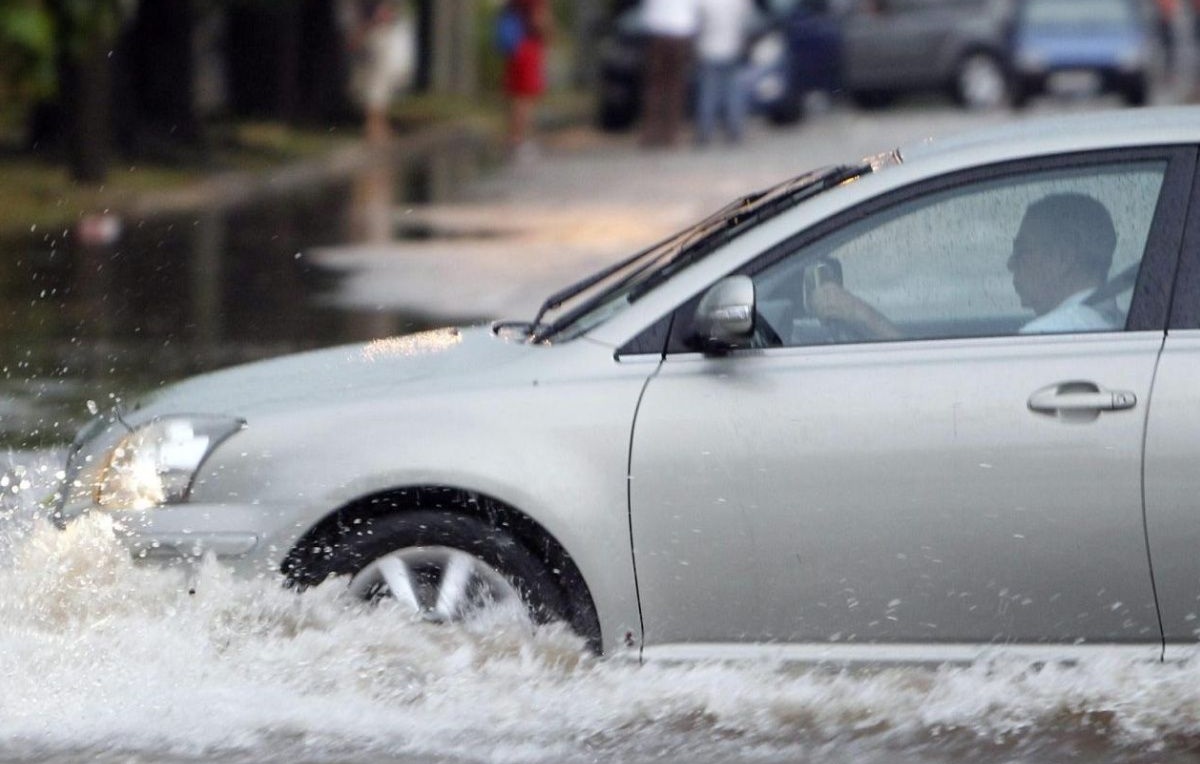 Carro en la calle con lluvias