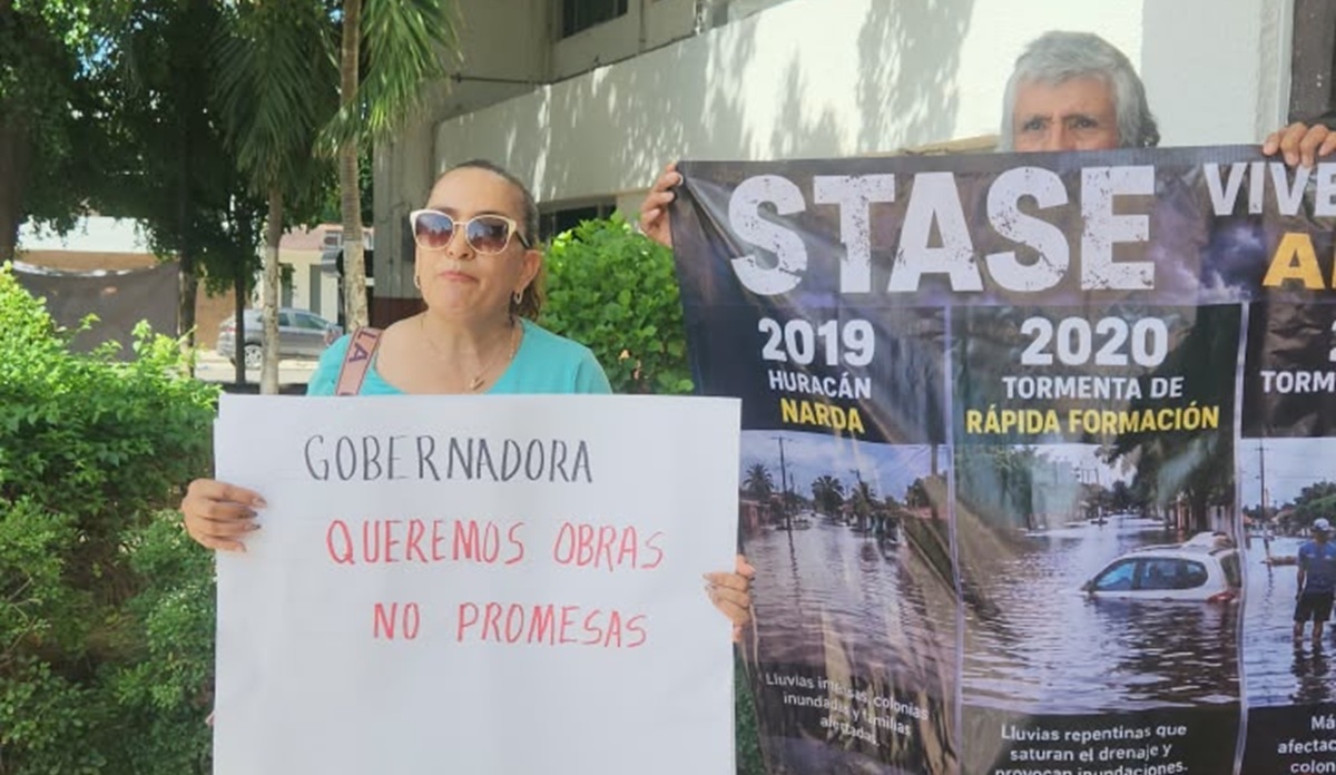 Manifestación de vecinos en Ayuntamiento de Guasave en exigencia de colector pluvial norte