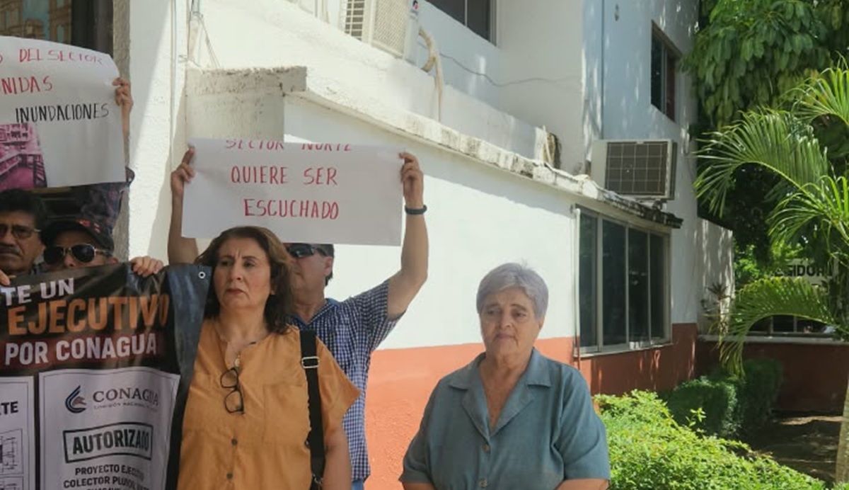 Manifestación de vecinos en Ayuntamiento de Guasave en exigencia de colector pluvial norte