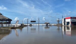 Marea alta e inundaciones mantienen en alerta a habitantes de Boca del Río, en Guasave, Sinaloa, ante llegada de “Polo”