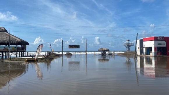 Marea alta e inundaciones mantienen en alerta a habitantes de Boca del Río, en Guasave, Sinaloa, ante llegada de “Polo”