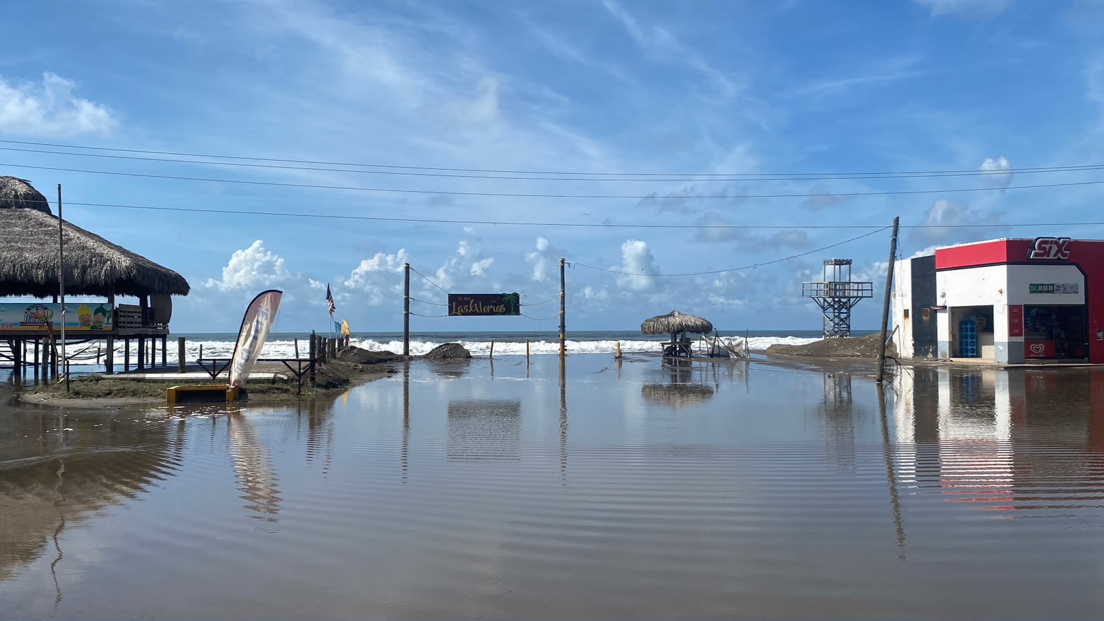 Mar llega a las calles de Boca del Río, en Guasave