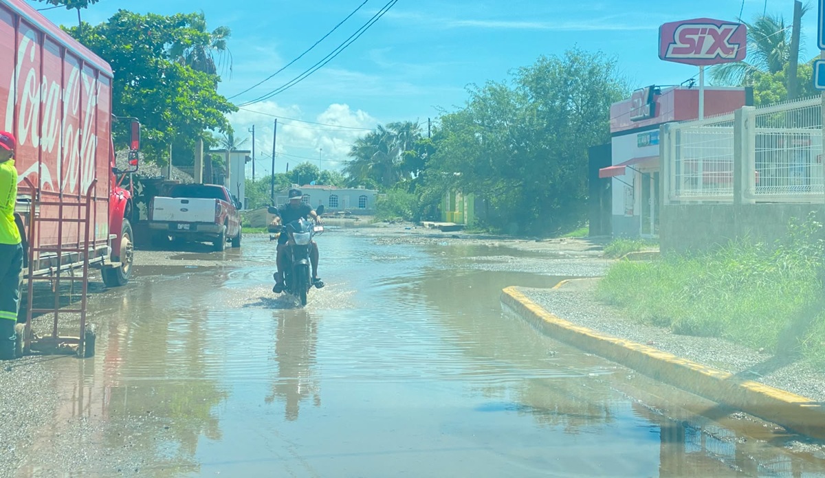 Mar llega a las calles de Boca del Río, en Guasave