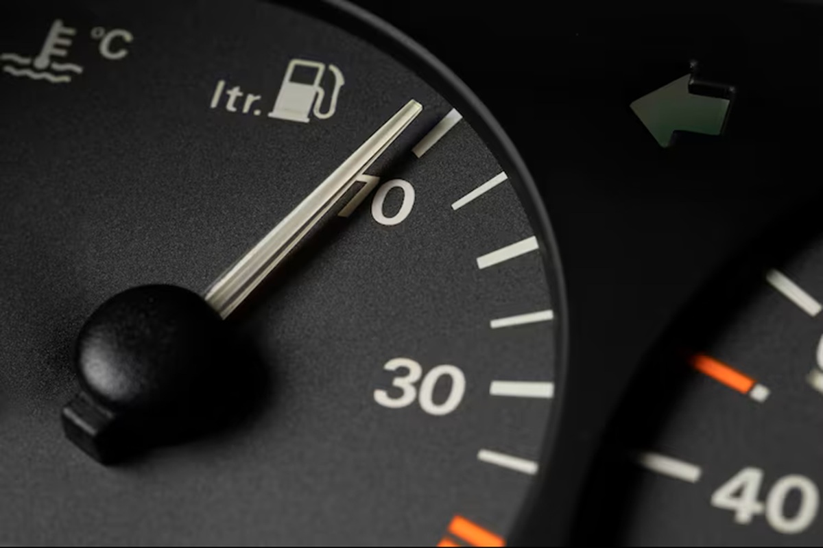 Marcador de la gasolina en el tablero del carro