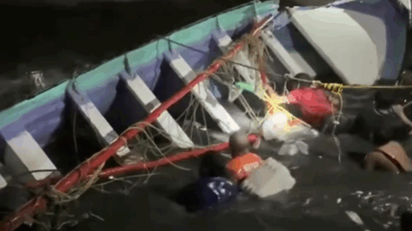 Queda grabada marejada que dejó a pescador sin vida y lanchas volcadas en Ohuira y Paredones en Ahome, Sinaloa