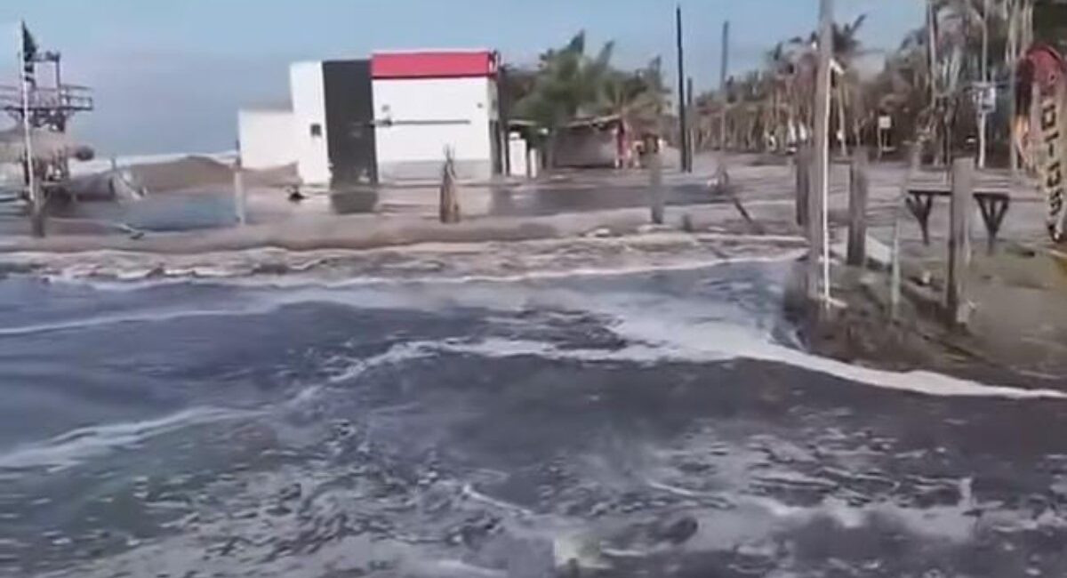 Con el agua entre sus patios y en algunos casos hasta en sus viviendas, piden ayuda en campos pesqueros de Guasave
