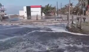 Con el agua entre sus patios y en algunos casos hasta en sus viviendas, piden ayuda en campos pesqueros de Guasave