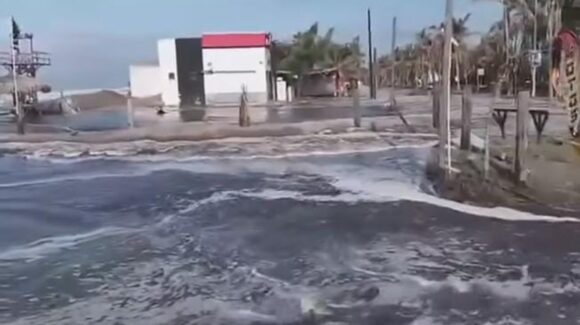 Con el agua entre sus patios y en algunos casos hasta en sus viviendas, piden ayuda en campos pesqueros de Guasave