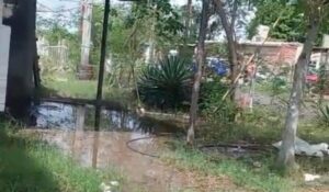 “Ya no sabemos qué sacar primero”: marejadas meten el mar a casas de El Caracol, Guasave; claman por un bordo