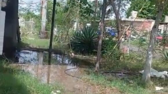 “Ya no sabemos qué sacar primero”: marejadas meten el mar a casas de El Caracol, Guasave; claman por un bordo