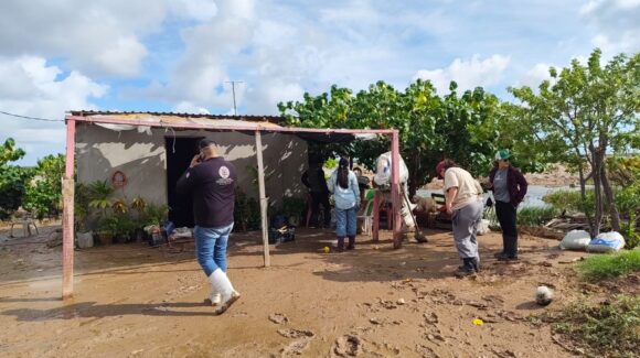 Marejadas dejan casi 60 viviendas afectadas en El Caracol y El Huitussi, Guasave; entregan apoyos