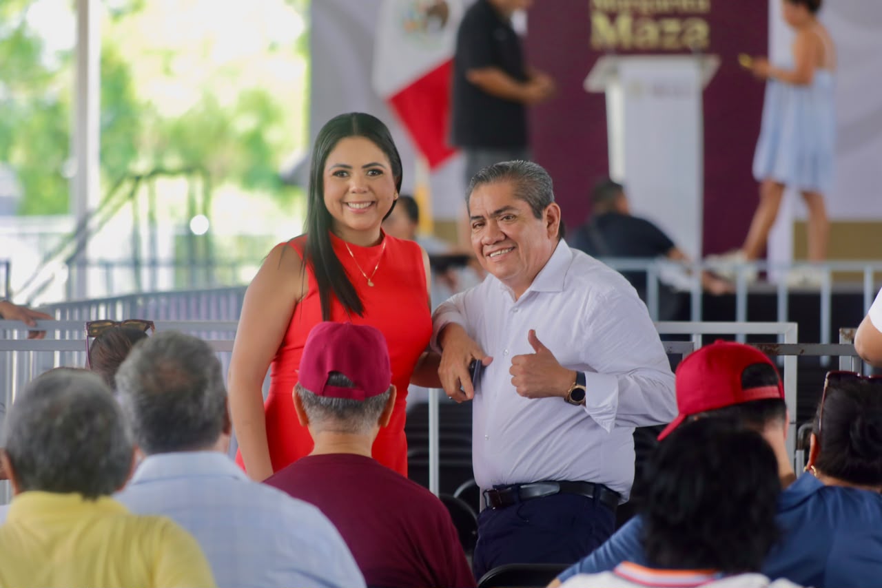María Joseé Salazar durante la visita de Claudia Sheinbaum a Culiacán