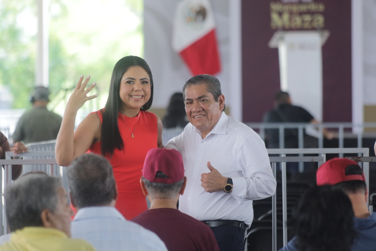 María Joseé Salazar durante la visita de Claudia Sheinbaum a Culiacán