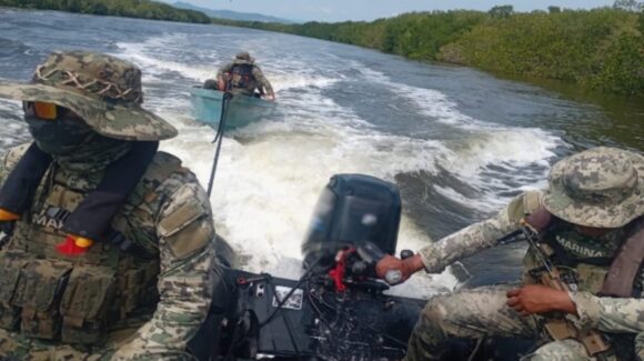 ¡Casi 8 mil cartuchos! Marina asegura embarcación menor en Escuinapa, Sinaloa