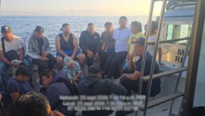 marina intercepta dos yates y rescata a 45 personas en ensenada