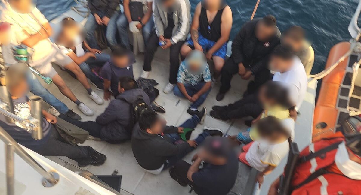 Iban a cruzar ilegalmente la frontera; Marina intercepta dos yates y rescata a 45 personas que serían llevadas a EU