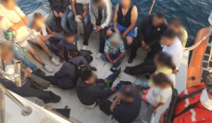 Iban a cruzar ilegalmente la frontera; Marina intercepta dos yates y rescata a 45 personas que serían llevadas a EU
