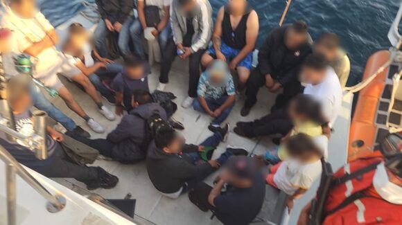 Iban a cruzar ilegalmente la frontera; Marina intercepta dos yates y rescata a 45 personas que serían llevadas a EU