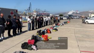 marina intercepta dos yates y rescata a 45 personas en ensenada fila