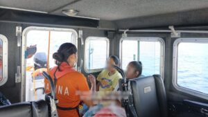marina intercepta dos yates y rescata a 45 personas en ensenada lugar