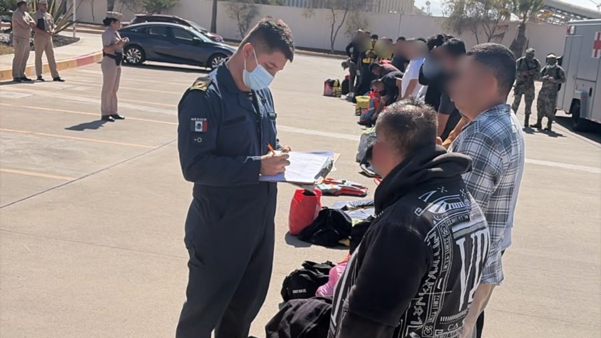 marina intercepta dos yates y rescata a 45 personas en ensenada registro