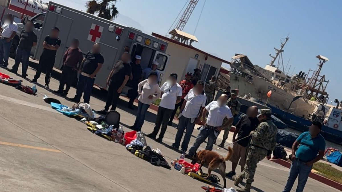 marina intercepta dos yates y rescata a 45 personas en ensenada revision