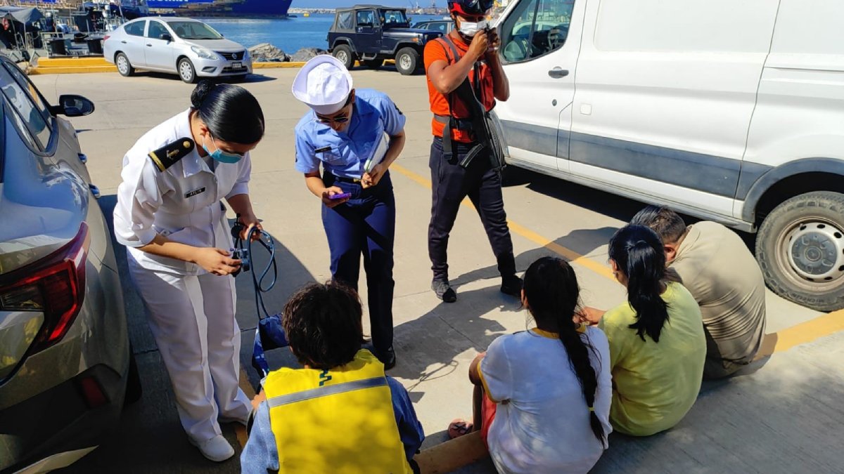 marina intercepta dos yates y rescata a 45 personas en ensenada servicio medico