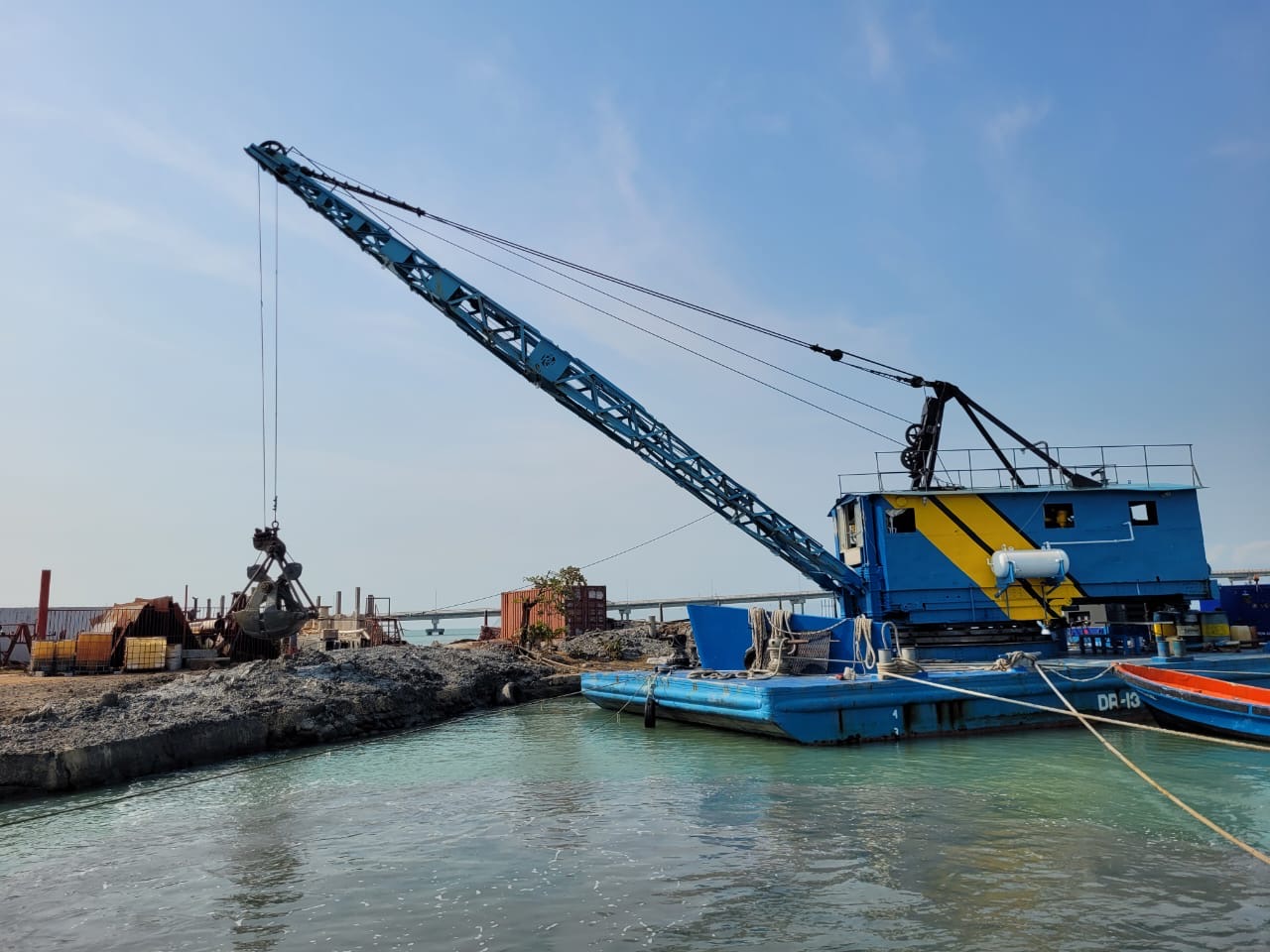 Marina realiza limpieza de canales