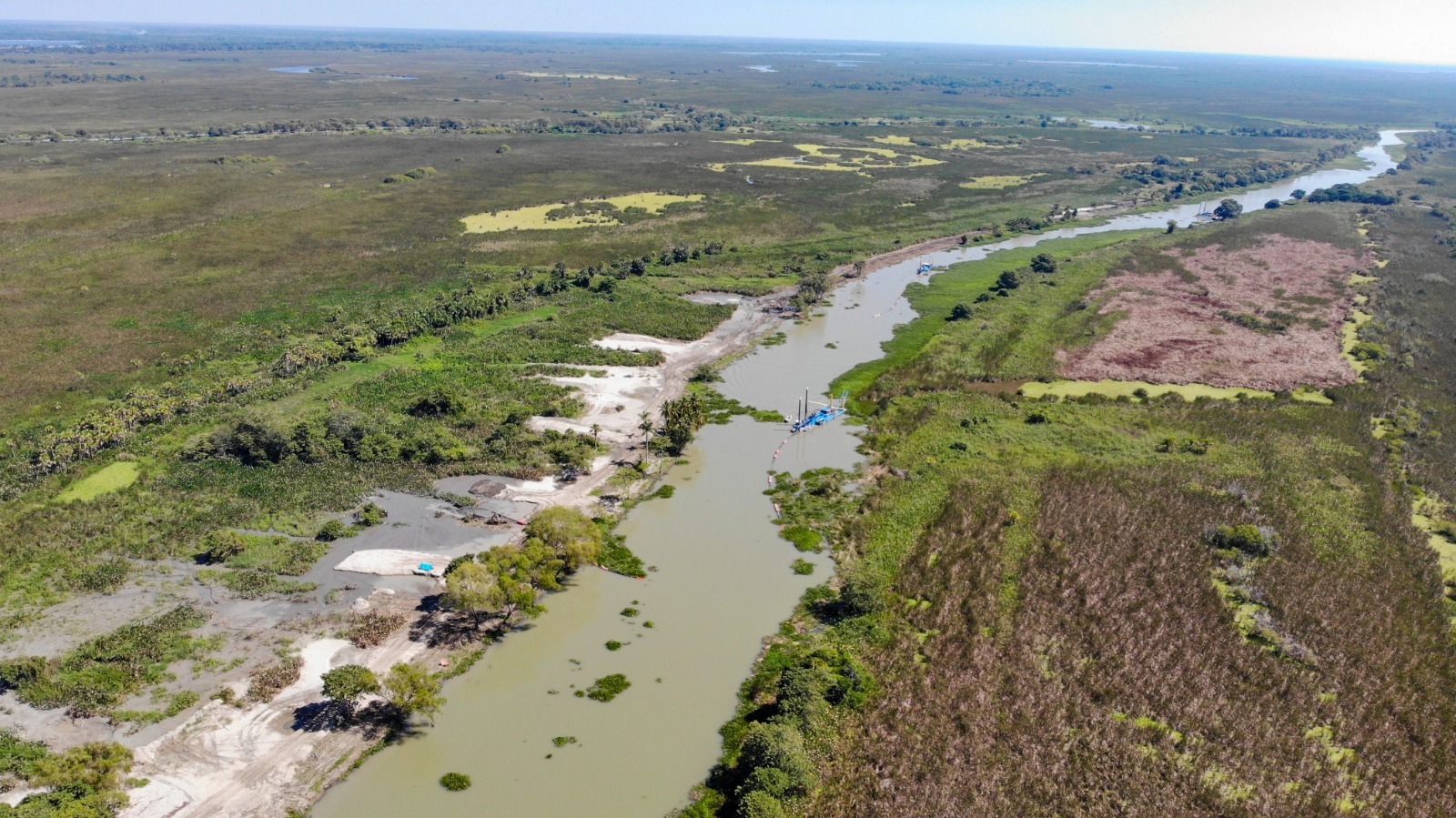 Marina realiza limpieza de canales