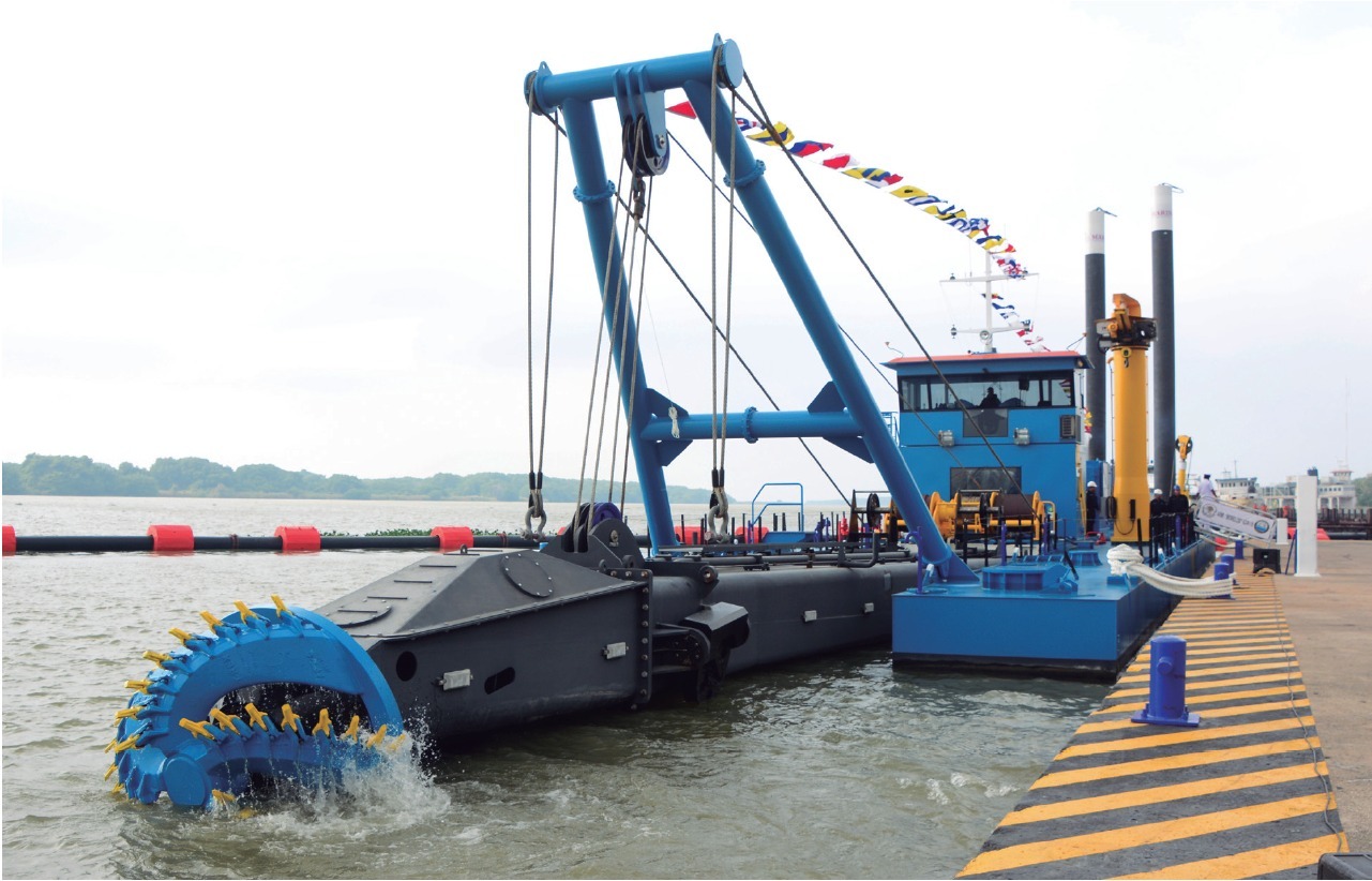 Marina realiza limpieza de canales