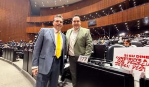 Lleva Mario Zamora a hijo de Héctor Melesio Cuén a Cámara de Diputados a conocer la curul que debió ocupar su papá