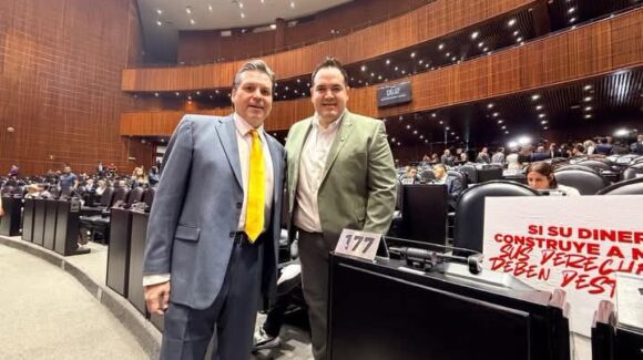 Lleva Mario Zamora a hijo de Héctor Melesio Cuén a Cámara de Diputados a conocer la curul que debió ocupar su papá