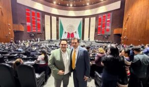 Lleva Mario Zamora a hijo de Héctor Melesio Cuén a Cámara de Diputados a conocer la curul que debió ocupar su papá
