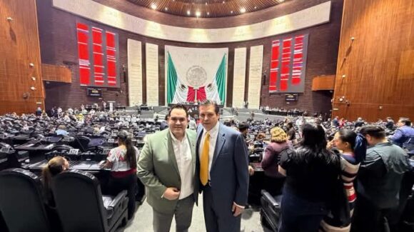 Lleva Mario Zamora a hijo de Héctor Melesio Cuén a Cámara de Diputados a conocer la curul que debió ocupar su papá