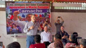 miguel angel el lider camacho levanta la mano por ahome