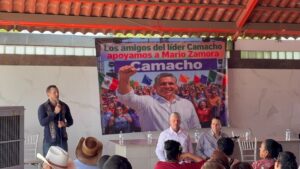 miguel angel el lider camacho levanta la mano por ahome evento