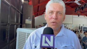 miguel angel el lider camacho levanta la mano por ahome sin