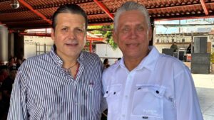 miguel angel el lider camacho levanta la mano por ahome y respalda a mario zamora