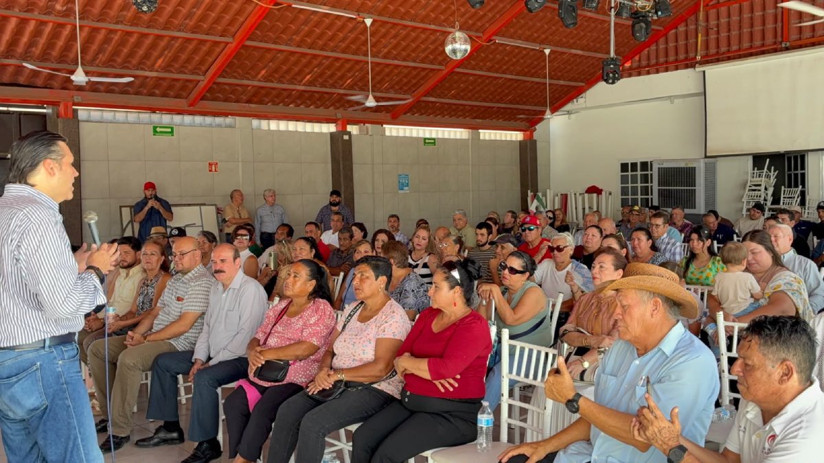miguel angel el lider camacho levanta la mano por ahome y respalda a mario zamora asisten