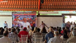 miguel angel el lider camacho levanta la mano por ahome y respalda a mario zamora gastelum