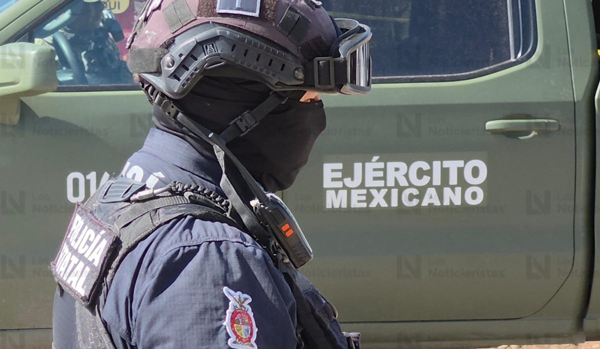 Policía estatal frente a patrulla del Ejército