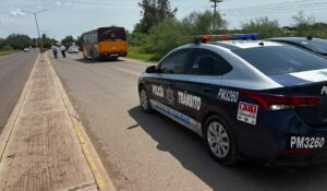 Motociclista termina debajo de una camioneta luego de sufrir un accidente en la Mochis-Ahome, en Sinaloa