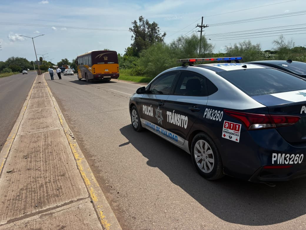 Motociclista choca contra camioneta en la carretera Los Mochis-Ahome