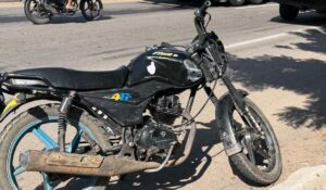 Motociclista resulta con fracturas tras chocar contra automóvil en la carretera Internacional de Mazatlán, Sinaloa