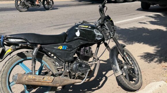 Motociclista resulta con fracturas tras chocar contra automóvil en la carretera Internacional de Mazatlán, Sinaloa