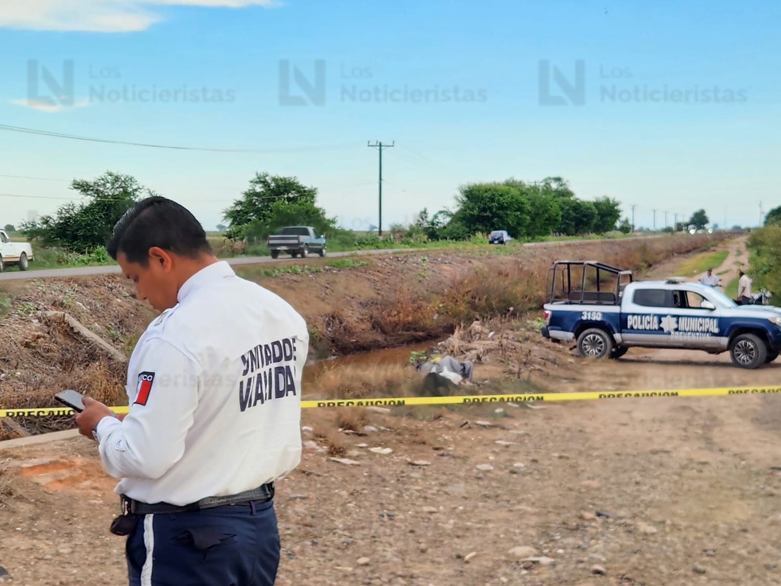 Hombre muere tras caer a canal en una motocicleta en Navolato