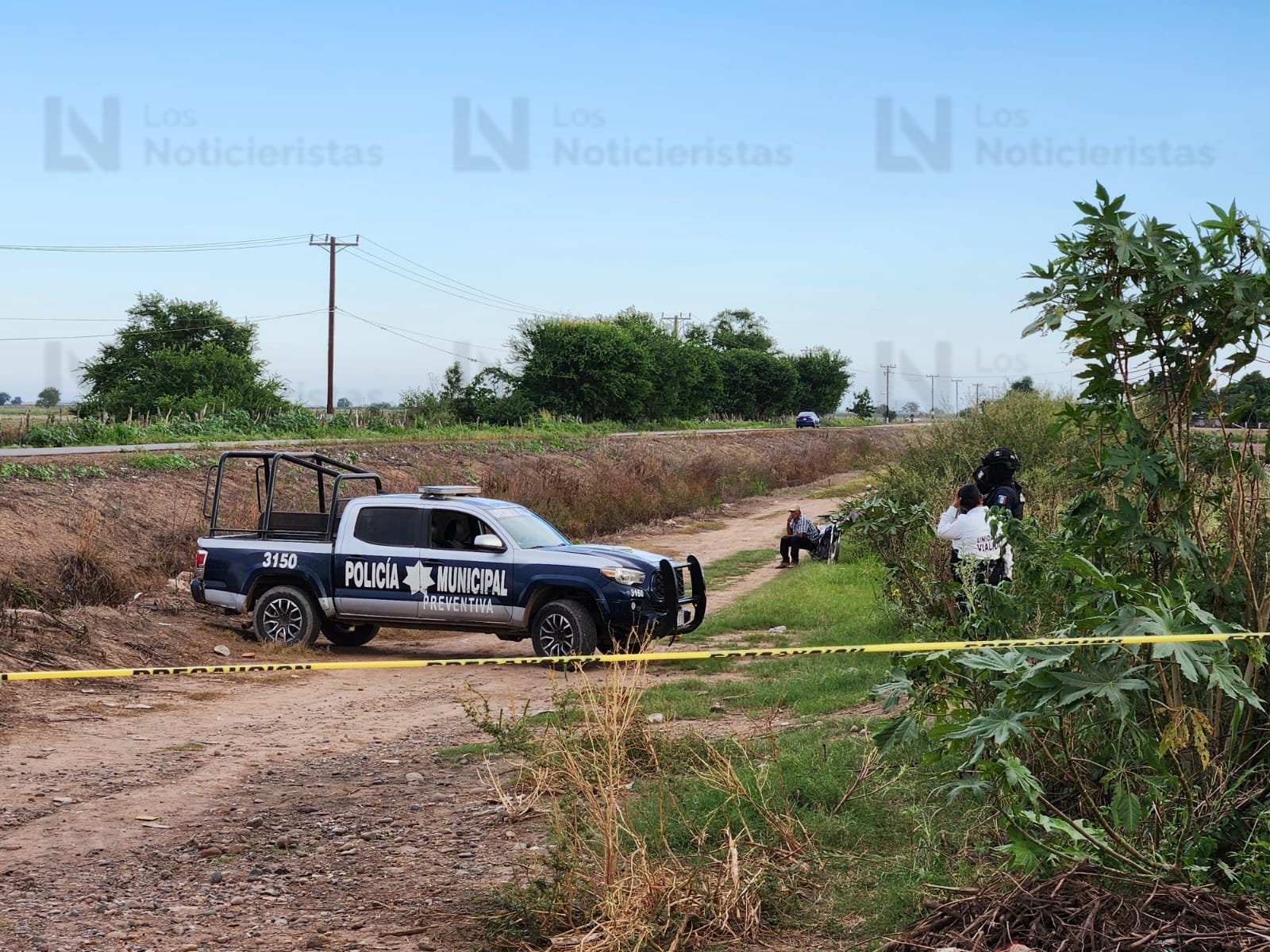 Hombre muere tras caer a canal en una motocicleta en Navolato